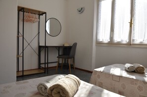 4 bedrooms, desk, WiFi, bed sheets