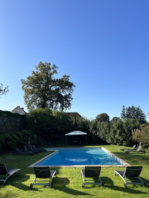 Una piscina al aire libre, una piscina climatizada