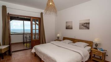 4 slaapkamers, een strijkplank/strijkijzer, reisbedje, gratis wifi