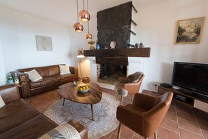 Fernseher, Kamin, DVD-Player, Bücher