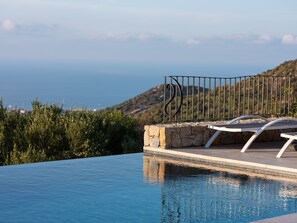 Piscina all'aperto, una piscina riscaldata
