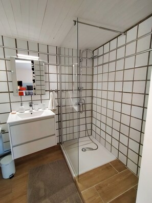 Haartrockner, Handtücher, Toilettenpapier