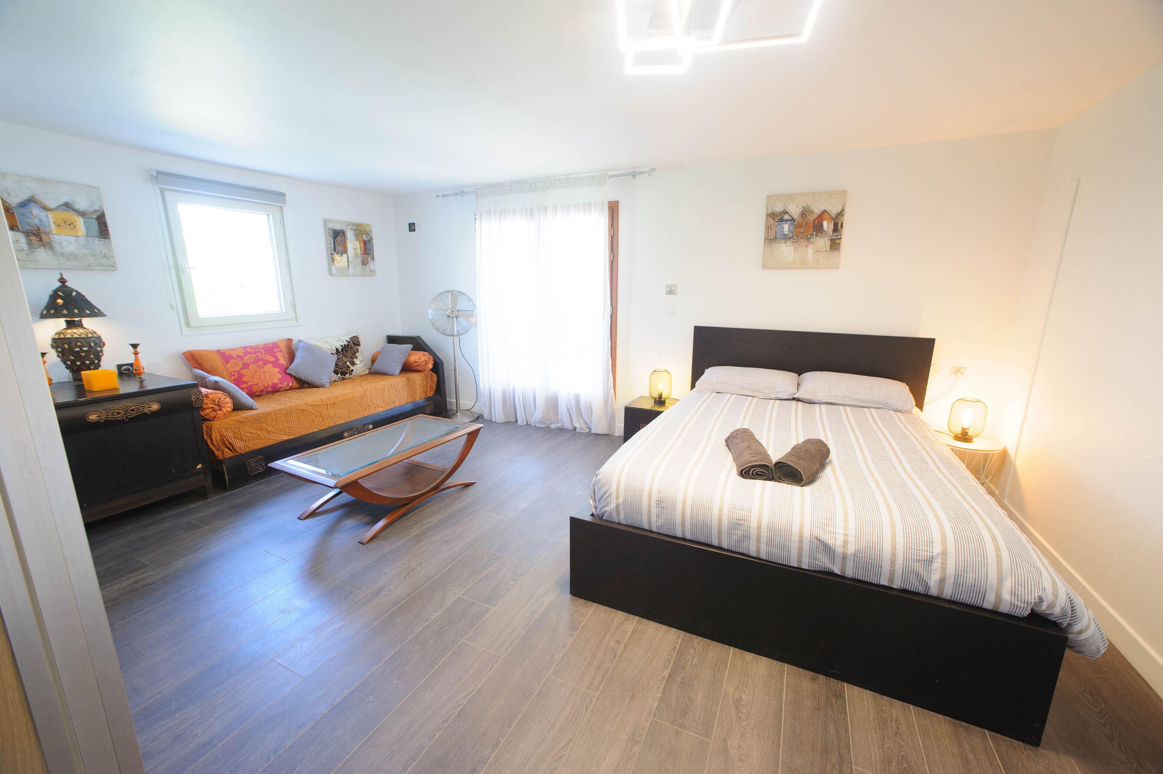 6 chambres, bureau, fer et planche à repasser, lit parapluie