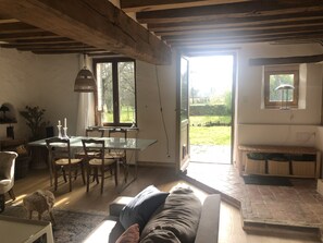 TV, fireplace, ping pong, books - Welcome to our refuge... (Toucy)