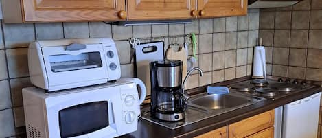 Frigorifero, microonde, piano cottura, macchina per tè/caffè