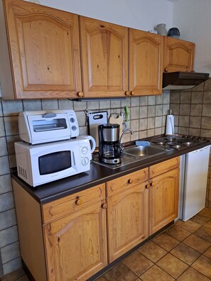 Kühlschrank, Mikrowelle, Herdplatte, Wasserkocher mit Kaffee-/Teezubehör