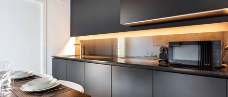 Frigorifero, microonde, lavastoviglie, macchina per tè/caffè