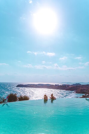 Een buitenzwembad en een infinitypool