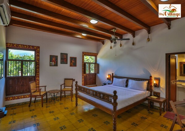 Lyxrum - 1 kingsize-säng | Minibar, värdeförvaringsskåp på rummet, skrivbord och ljudisolering