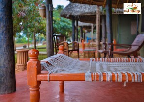 Tält Comfort | Minibar, värdeförvaringsskåp på rummet, skrivbord och ljudisolering