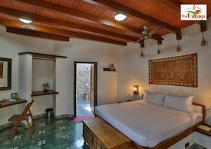 Luksushuone, 1 suuri parisänky | Minibaari, tallelokero huoneessa, työpöytä, äänieristys