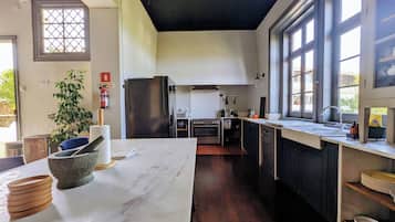 Frigorifero, forno, piano cottura, lavastoviglie