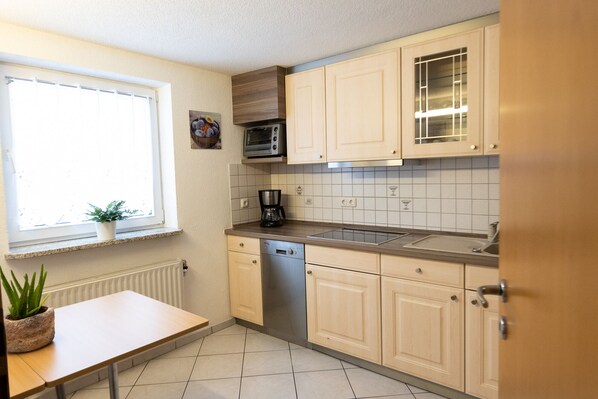 Refrigerador, microondas, parrilla de estufa y lavavajillas 