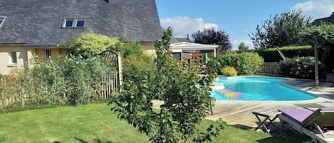 Una piscina al aire libre, una piscina climatizada