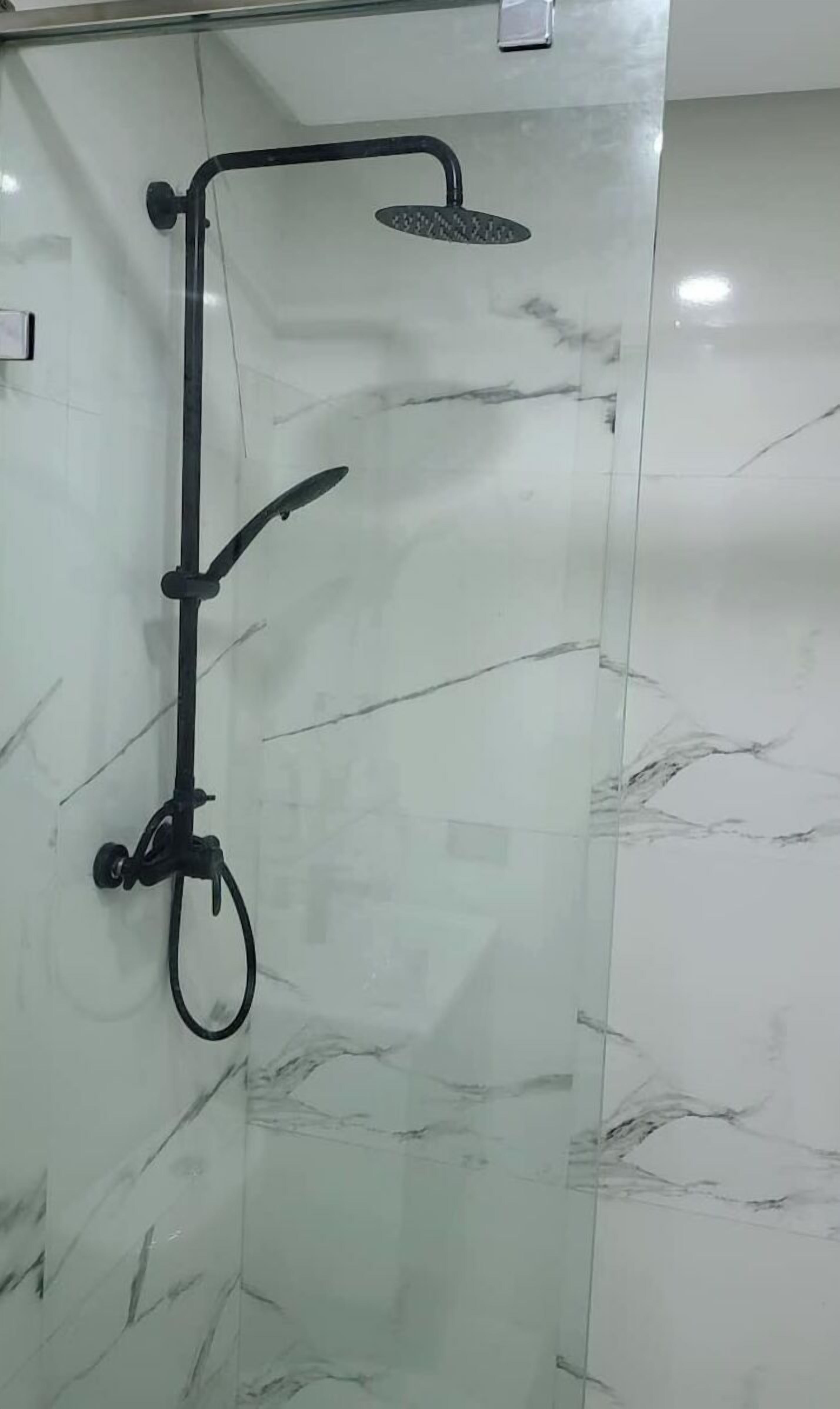 Douche, sèche-cheveux, serviettes fournies, savon