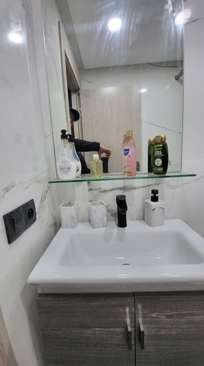 Douche, sèche-cheveux, serviettes fournies, savon