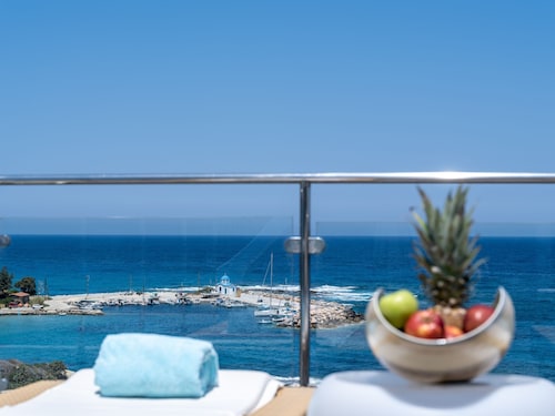 Icarus Luxury Beachfront Villa