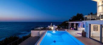 Icarus Luxury Beachfront Villa