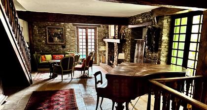 Unique catal. Traditional house with stunning views of the bay & mountains in d. Old town