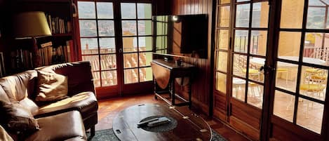 Una Smart TV, una chimenea, libros, un reproductor estéreo