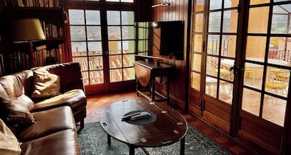 Unique catal. Traditional house with stunning views of the bay & mountains in d. Old town