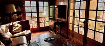 Unique catal. Traditional house with stunning views of the bay & mountains in d. Old town