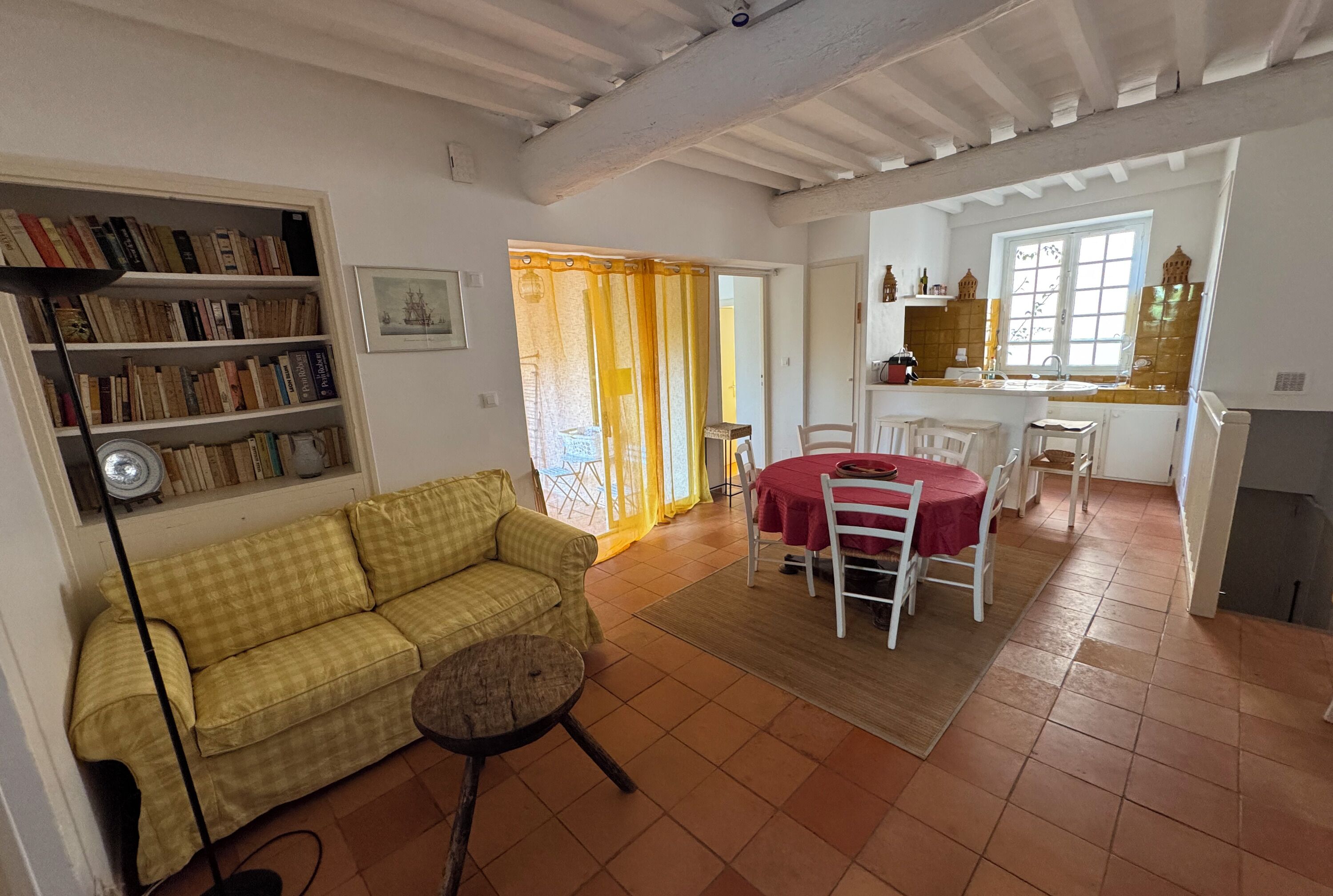 Smart TV, caminetto, libri, impianto stereo