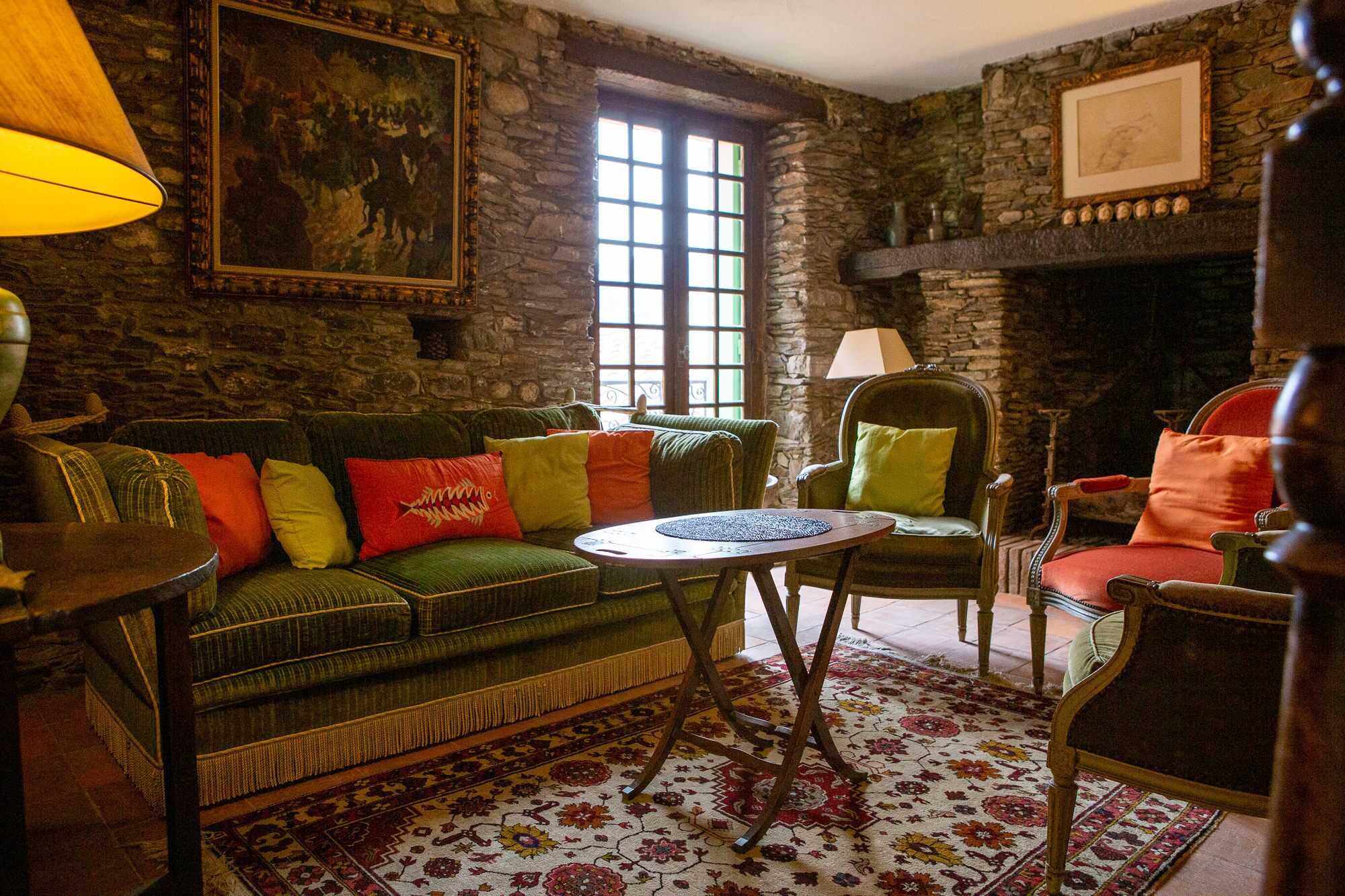 Smart TV, fireplace, books, stereo