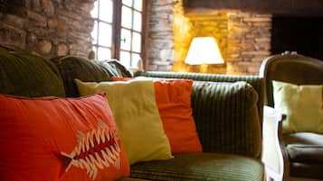 Smart TV, chimenea, libros, estéreo
