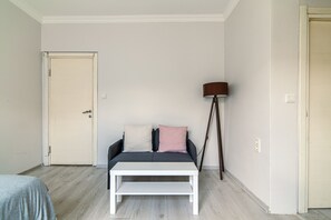 35-inch TV with cable channels - Şişli Suites (Istanbul)