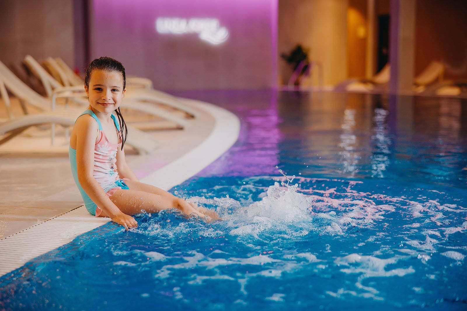 Piscina interna, piscina externa sazonal, guarda-sóis, espreguiçadeiras