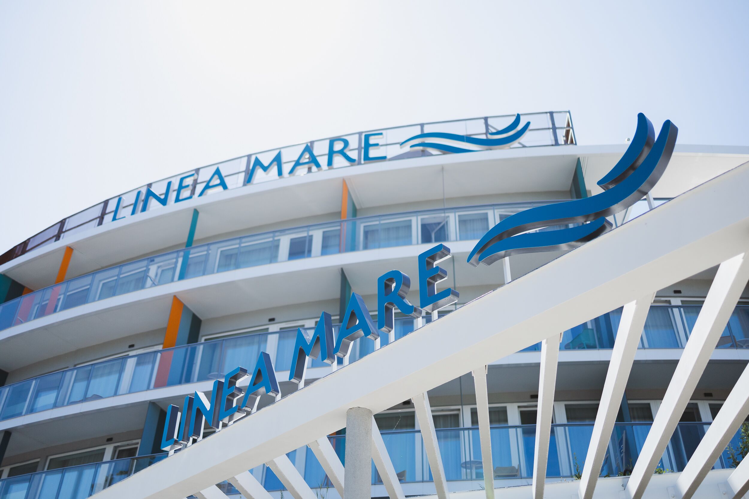 Un hotel con un letrero destacado que dice "LINEA MARE".