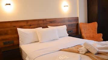 Minibar, escritorio, espacio para trabajar con laptop y wifi gratis