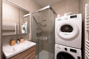 Apartment | Bathroom | Shower, free toiletries, hair dryer, towels