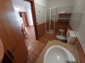 Douche, sèche-cheveux, bidet, serviettes fournies