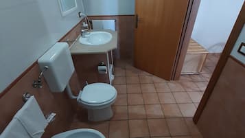 Douche, sĂšche-cheveux, bidet, serviettes fournies