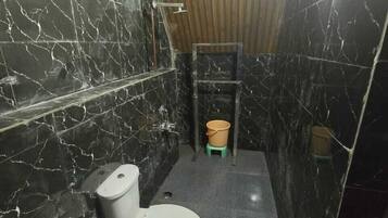 Deluxe Cabin | Bathroom | Shower, towels