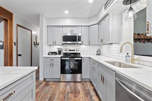 Geladeira, micro-ondas, fogão, cooktop