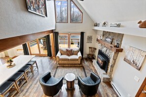 TV connectée, cheminée, console de jeux vidéo, livres