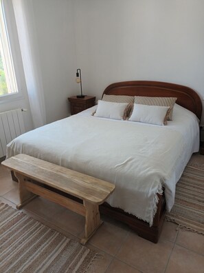 3 bedrooms, iron/ironing board, travel cot, free WiFi - Family home with swimming pool and superb views, between beaches and the Verdon gorges. (Bargemon)