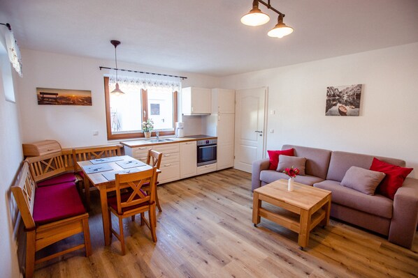 Smart-TV, Tischtennisplatte, Bücher