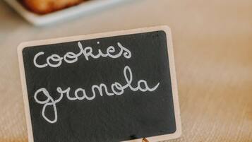 Un panneau noir avec le texte « cookies granola » écrit sur une surface texturée.