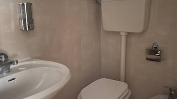 Dusche, Haartrockner, Bidet, Handtücher