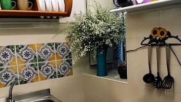 Kühlschrank, Ofen, Herdplatte, Wasserkocher mit Kaffee-/Teezubehör