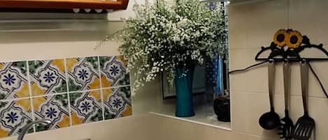 Kühlschrank, Ofen, Herdplatte, Wasserkocher mit Kaffee-/Teezubehör