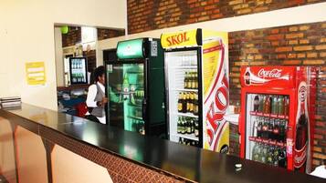 Et barområde med disk, køleskab og kølere til Coca-Cola samt SKOL.