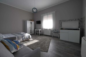 1 bedroom, in-room safe, desk, iron/ironing board