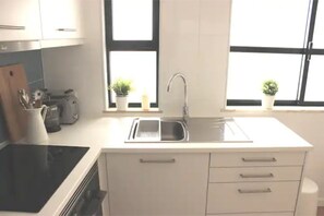 Fridge, microwave, oven, stovetop - Lovely Apartment in the Center Of Aveiro (Aveiro)