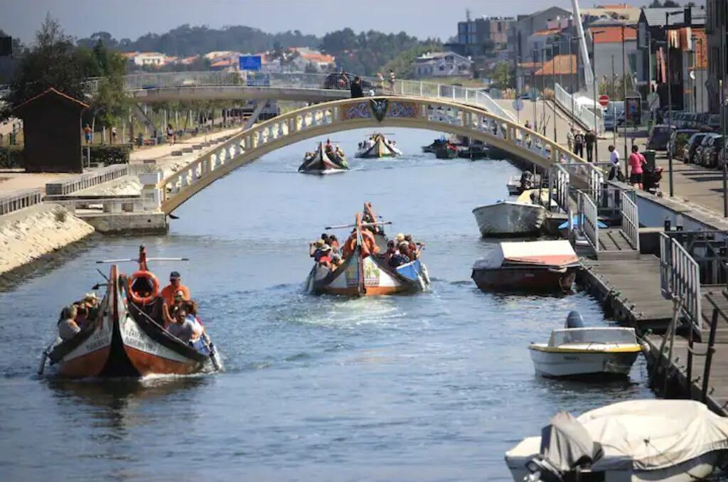 Un canal avec des bateaux et un pont.