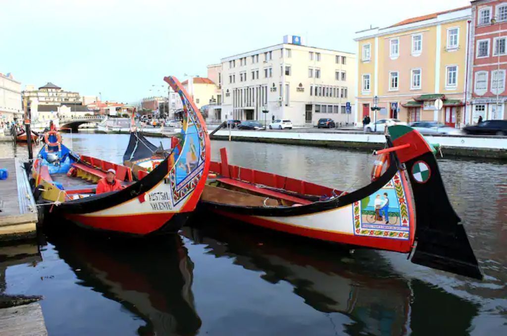 Dos barcos tradicionales amarrados en la orilla.